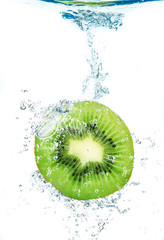 fetta di kiwi che cade in acqua