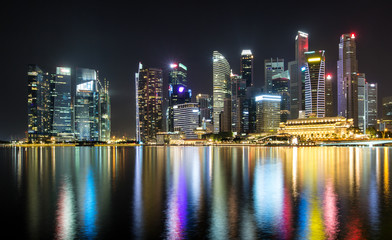 Naklejka premium Das Finanzzentrum von Singapur bei Nacht