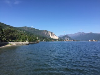 Fototapeta na wymiar Rive del lago Maggiore con vista di Baveno e Isola Bella, Italia