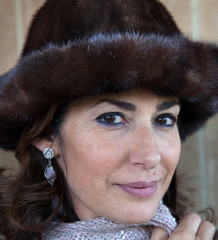 Donna con cappello