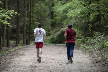 Fototapeta premium deux hommes qui font du footing en forêt