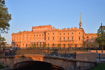 Obraz premium View of the Mikhailovsky engineers castle and the bridge with