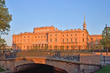 Obraz premium View of the Mikhailovsky engineers castle and the bridge with