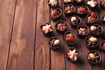 Obraz na płótnie Canvas Chocolate sweets on wooden background