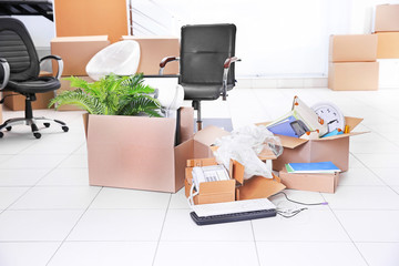 Naklejka premium Move concept. Unpacking cardboard boxes in a new office