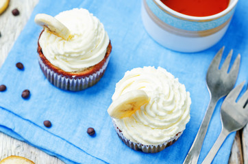 chocolate chips banana cupcakes