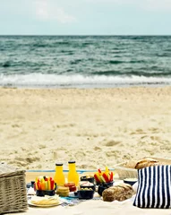 Photo sur Plexiglas Pique-nique Summer picnic on the beach. Serving picnic utensils blue with ve