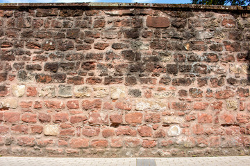 Hintergrund – alte verputzte  Natursteinmauer