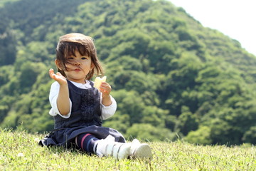 Fototapeta premium おやつを食べる幼児(1歳児)