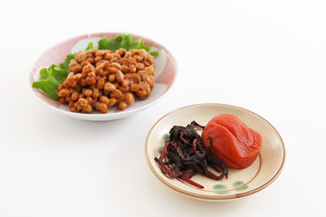 おいしそうな納豆と梅干