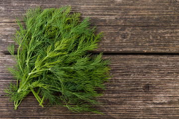Dill auf Bretterhintergrund
