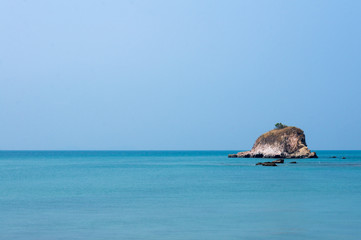 Naklejka premium Tiny island in the middle of an empty ocean