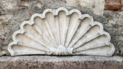 Decorative shell carved in white marble. - 111281968