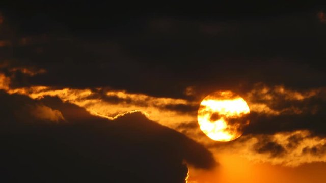 4K・日没の雲間から太陽_3-280