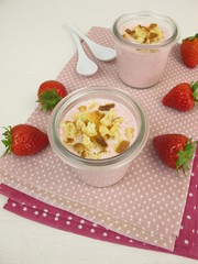 Erdbeer Cheesecake Shake mit Kuchenkrümeln