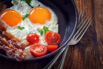Bacon and Eggs with tomatoes for breakfast