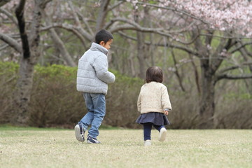 桜と兄妹(6歳と1歳)