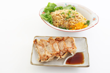 おいしそうな炒飯と焼き餃子