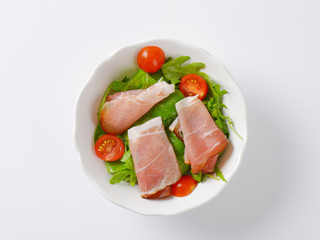 salad greens with ham and cherry tomatoes