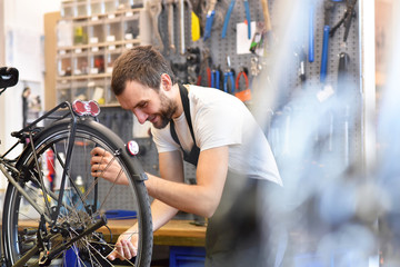 Fahrradmechaniker repariert Bike