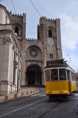 Fototapeta na wymiar Tram and the Cathedral in Alfama