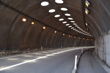 シェルター／山形県庄内地方の海岸道路で、シェルターを撮影した写真です。すぐ横が海なので、風や波除けの役目を果たします。また冬期間は、雪から防護するために設置されたシェルターです。