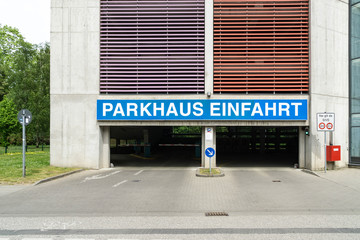 Einfahrt zu einem Parkhaus