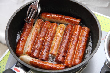 Rostwürstchen in der Pfanne