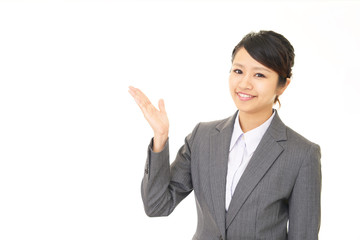 案内する笑顔のビジネスウーマン