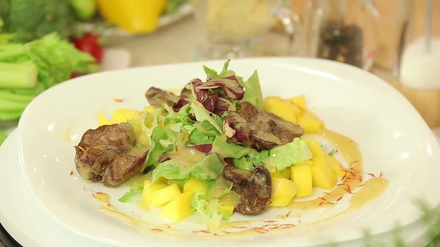 Salad with chicken liver and mango