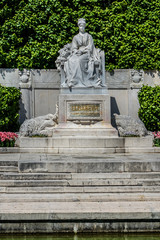 Obraz premium People Garden (Volksgarten). Empress Elizabeth Monument. Vienna.