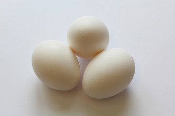 Drei frische rohe weisse Eier