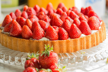 Frische, süße Erdbeeren  Szene, ganze Früchte auf einem Kuchenboden angeordnet 