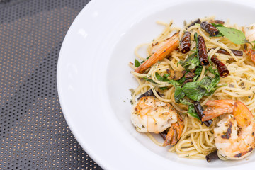 the spaghetti tomatoes sauce with shrimp on the white dish