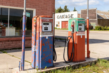 Pompe à essence abandonnée / Pompe à essence vintage abandonnée et fermée à la station-service.