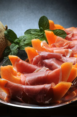 Prosciutto crudo de San Daniele and melone ಇಟ್ಯಾಲಿಯನ್‌ ಪಾಕಪದ್ಧತಿ Итальянская кухня Сан-Даниеле-дель-Фриули