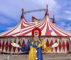 Zirkuszelt mit Clown und Bällen