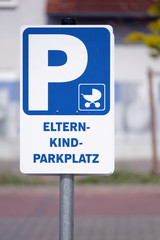 Schild Eltern-Kind-Parkplatz oder Mutter-Kind-Parkplatz