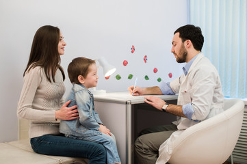 Obraz premium Smiling Boy with his mother at the Doctor's Office