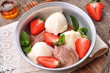 Vanilla and chocolate ice cream with organic strawberries. Rustic style. 