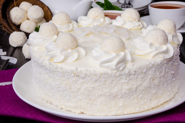 Vanilla layer cake with coconut