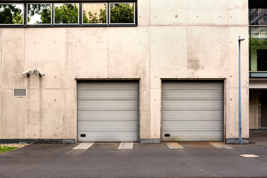 Garage Einfahrt in Gebäude mit Videoüberwachung  