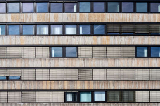Gebäudefassade mit vielen Fenstern 