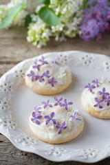 Meringue decorated with lilac