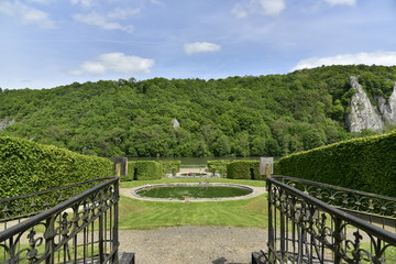 Fototapeta premium La pièce d'eau circulaire entre les deux labyrinthes au jardin du château de Freyr à Hastière
