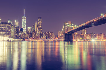 Naklejka premium Downtown Manhattan Skyline mit Brooklyn Bridge, vintage