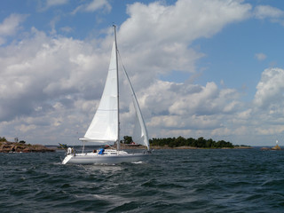 Obraz premium Segeln in den schwedischen Schären