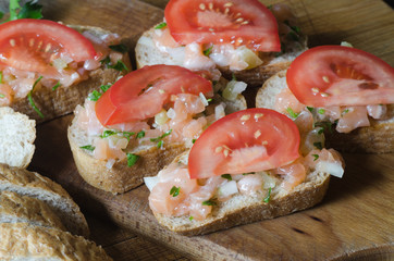 sandwiches with salmon and tomato