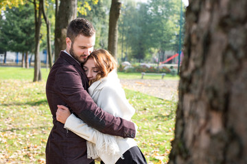 Naklejka premium Couple in the autumn park