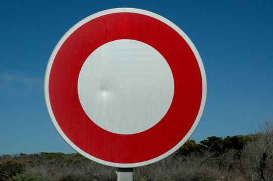 Panneau rond fond blanc cerclé de rouge : interdit à tous véhicules Photos  | Adobe Stock